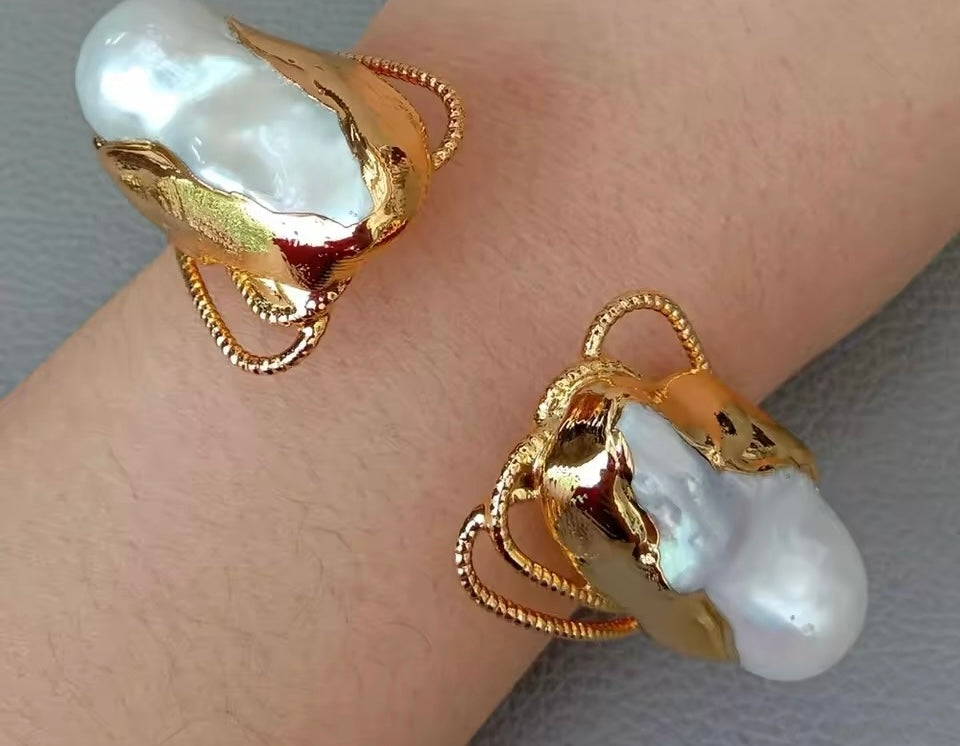 KESHI PEARL BANGLE